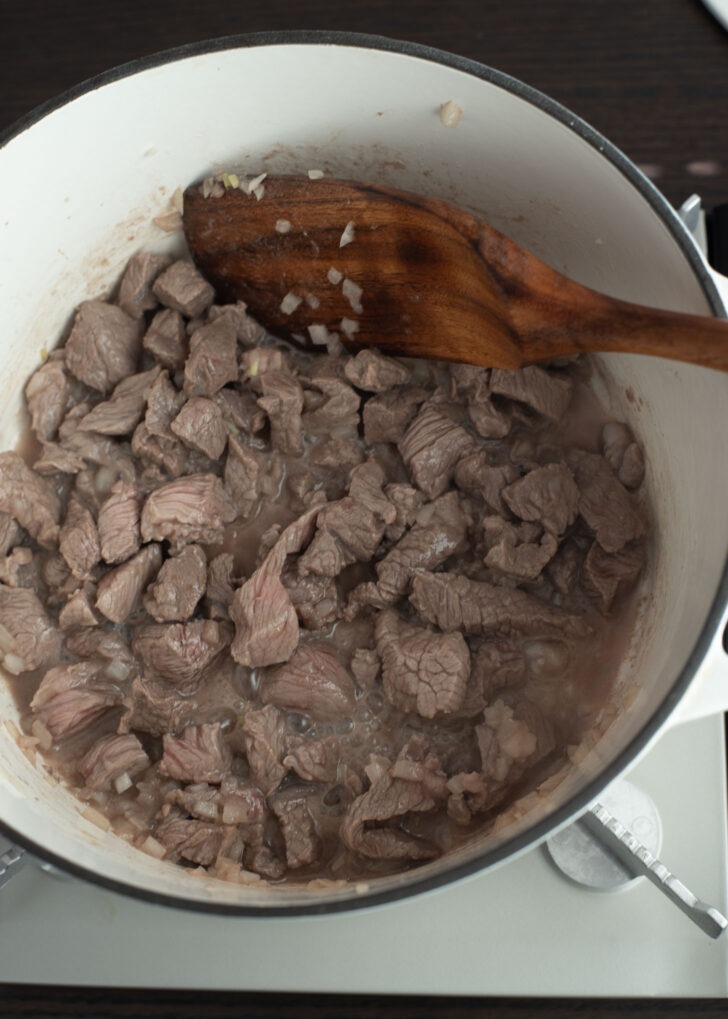 Browned beef to make seaweed soup in a pot.