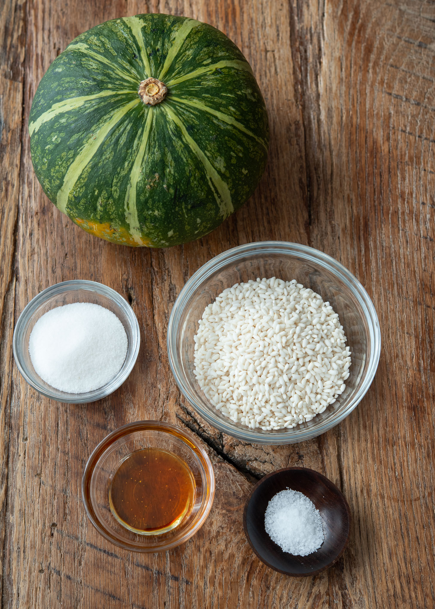 Ingredients for making Korean pumpkin porridge, hobakjuk, are presented.